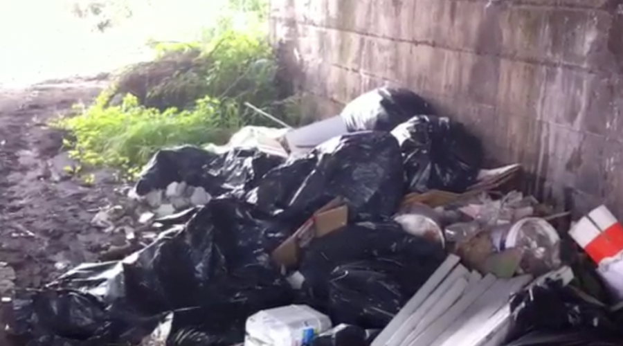 Torrente Macchia sommerso dai rifiuti ingombranti. Pericolo a S. Maria la Strada VD