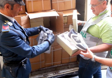 Catania, duro colpo al mercato del contraffatto