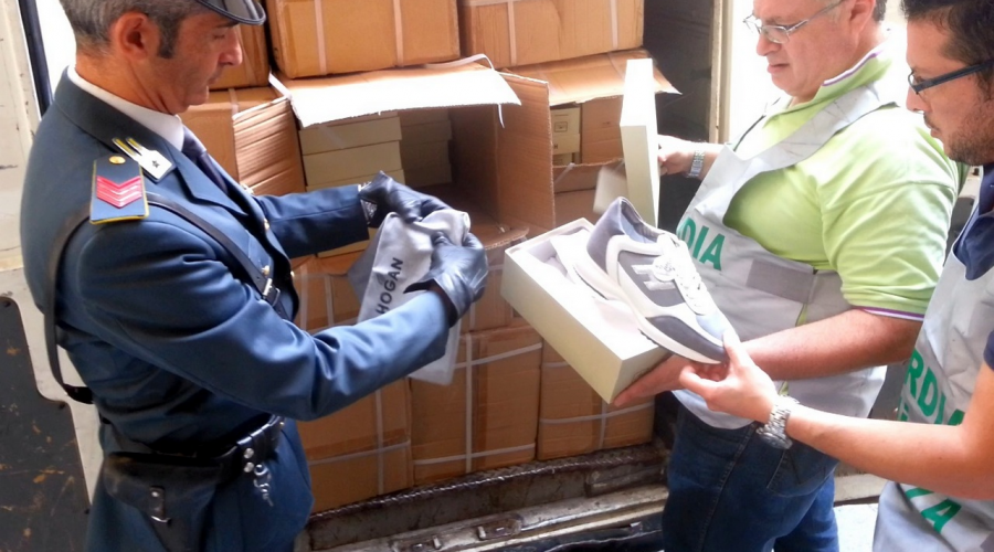 Catania, duro colpo al mercato del contraffatto