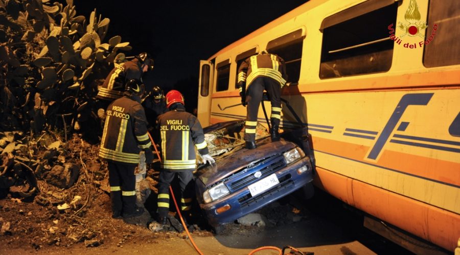 Misterbianco, auto travolta da Circumetnea: un morto