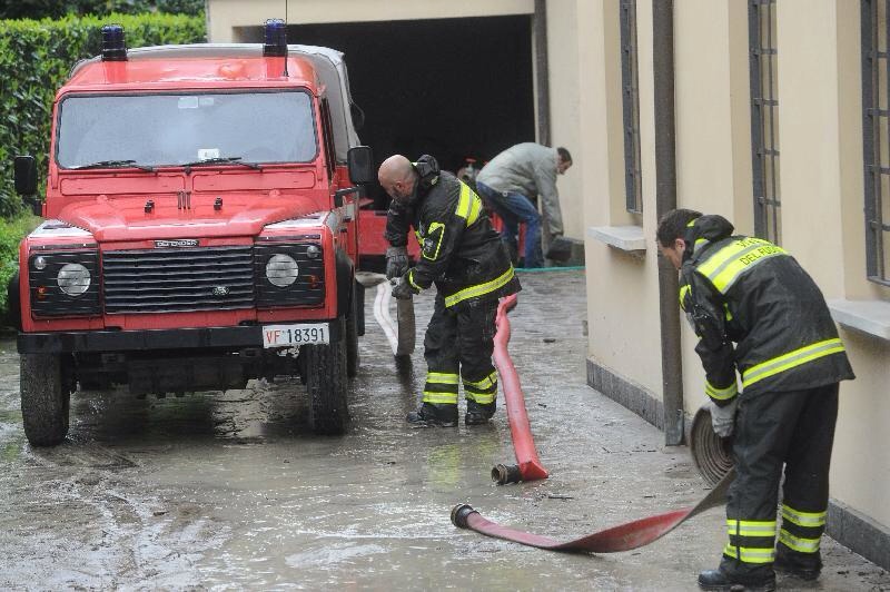 Mascali, alloggi Fondachello: idrovore vigili del fuoco in azione