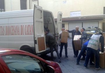 Catania, donate dalla Guardia di finanza alla Caritas 800 paia di scarpe contraffatte