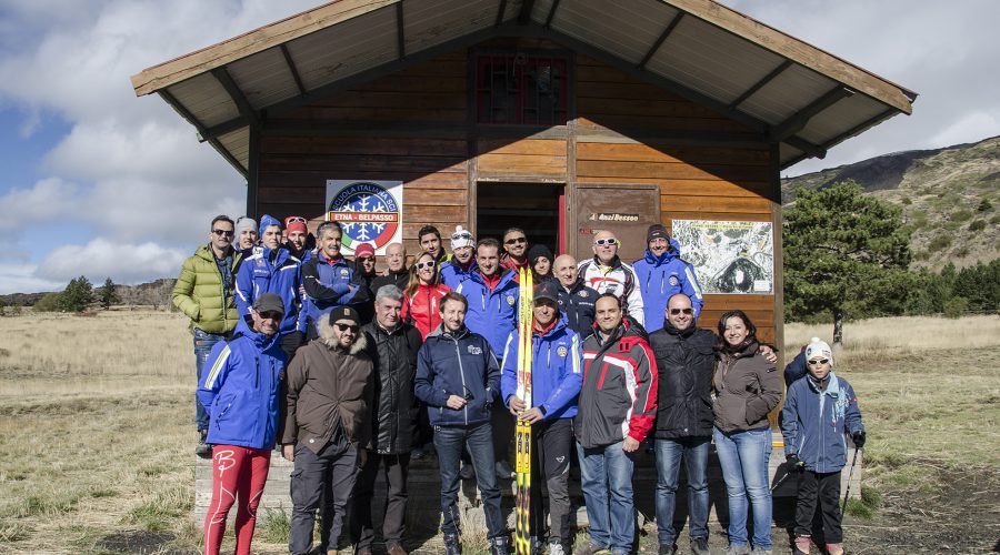 Carlo Caputo insieme al sindaco di Nicolosi, Nino Borzì, e tutto lo staff della Scuola Italiana Sci Etna-Belpasso