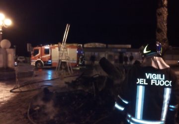 Giardini Naxos, zuccata di Natale si trasforma in incendio