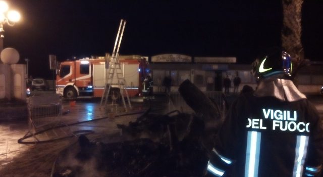 Giardini Naxos, zuccata di Natale si trasforma in incendio