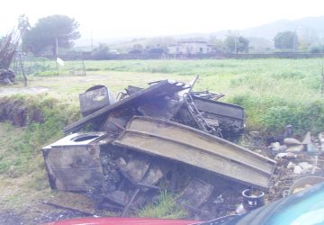 Calatabiano, incendio danneggia pesantemente box garage degli alloggi popolari