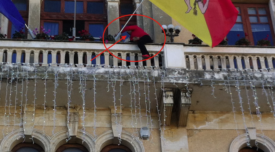 Riposto, clamorosa protesta di una dipendente