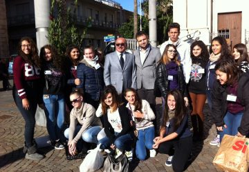 Riposto, alunni scuole addobbano gli alberi di Natale