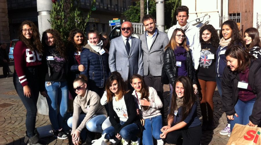 Riposto, alunni scuole addobbano gli alberi di Natale