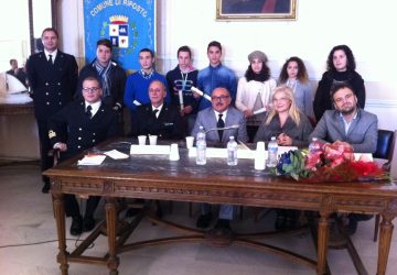 Riposto, consegnate borse di studio alla memoria e Medaglia di Bronzo a Capitaneria di porto