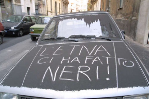 Etna, nuova nuvola di cenere sui paesi etnei