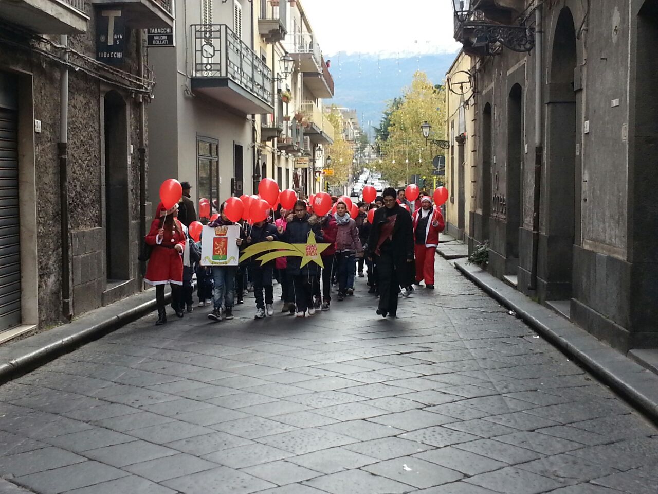 Natale di solidarietà a Randazzo con i bimbi delle scuole