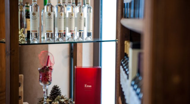 Stai già pensando ai tuoi regali di Natale? Scegli un regalo diVino! “Antichi Vinai 1877”, enoteca a Riposto