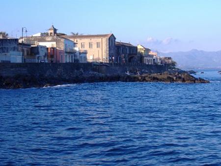 Giallo di Ferragosto a Torre Archirafi: pestato un 55enne