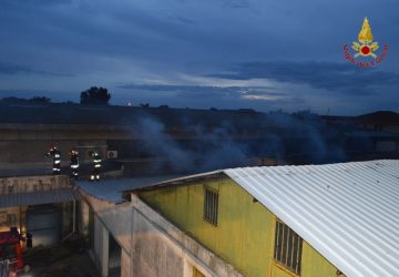 Catania, incendio in un capannone