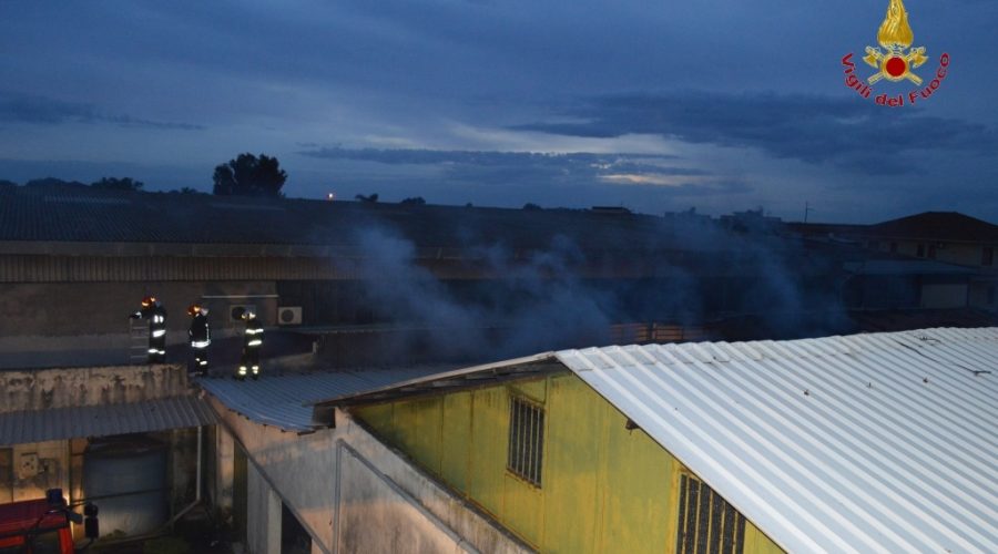 Catania, incendio in un capannone