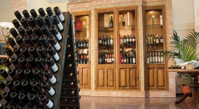 Stai già pensando ai tuoi regali di Natale? Scegli un regalo diVino! “Antichi Vinai 1877”, enoteca a Riposto