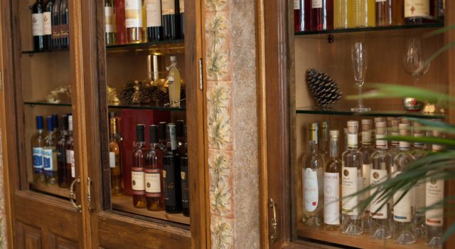 Stai già pensando ai tuoi regali di Natale? Scegli un regalo diVino! “Antichi Vinai 1877”, enoteca a Riposto