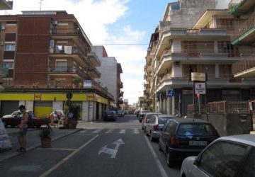 Catania, 15enne tenta il suicidio lanciandosi dal quinto piano: vivo per miracolo