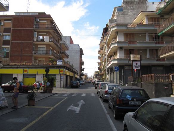 Catania, 15enne tenta il suicidio lanciandosi dal quinto piano: vivo per miracolo