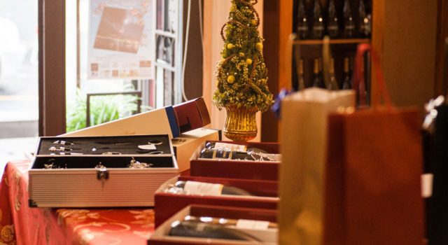 Stai già pensando ai tuoi regali di Natale? Scegli un regalo diVino! “Antichi Vinai 1877”, enoteca a Riposto