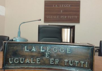 Tribunale di Catania: Gip convalida il suo arresto e lui tenta di aggredirlo