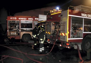 Paternò, notte di fuoco: in fiamme magazzino arance