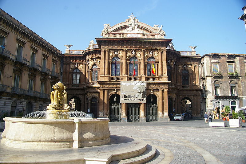 Catania, Controlli della polizia nei locali di piazza Teatro Massimo