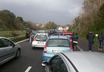 A18, lunghe file in autostrada: fuori controllo autocisterna