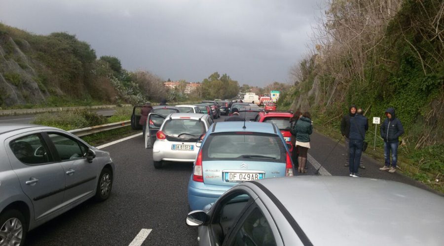 A18, lunghe file in autostrada: fuori controllo autocisterna