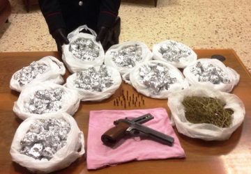 Catania, 1,5 kg di “erba” ed 1 pistola. Arrestato