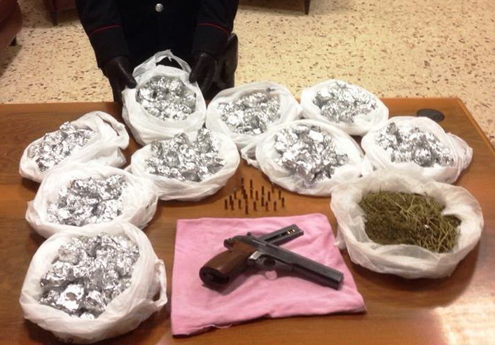 Catania, 1,5 kg di “erba” ed 1 pistola. Arrestato