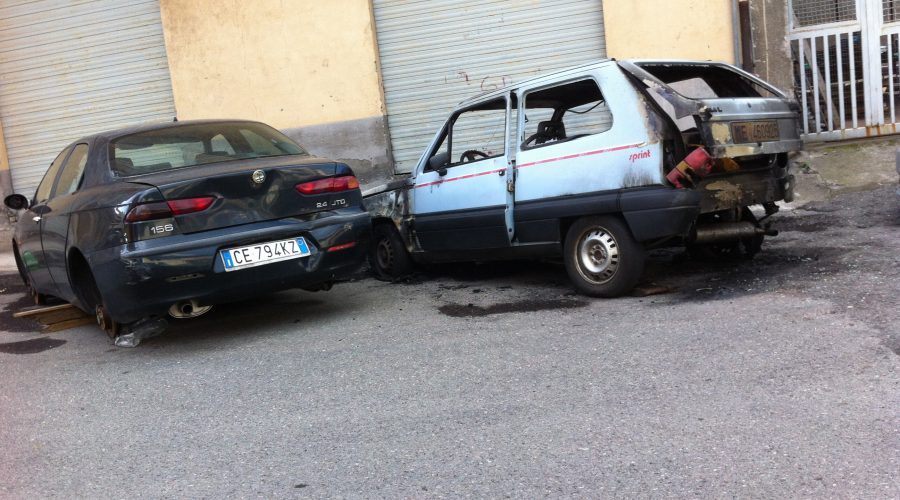Giarre, incendiano la sua “casa”: un’auto