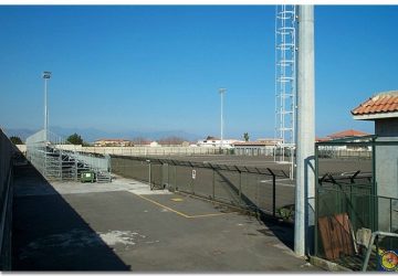 Riposto, una partita di calcio si trasforma in bolgia: arbitro malmenato e furti di telefonini