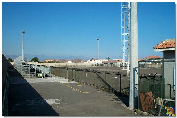 Riposto, una partita di calcio si trasforma in bolgia: arbitro malmenato e furti di telefonini