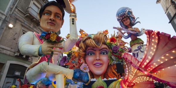 Acireale, Carnevale 2015: iniziate le sfilate dei carri