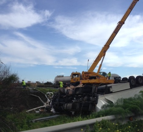 A 18, TIR esce fuori strada e si ribalta