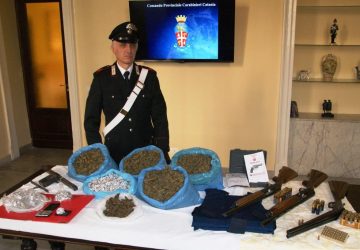 Armi e droga scovati a Librino. Un arresto