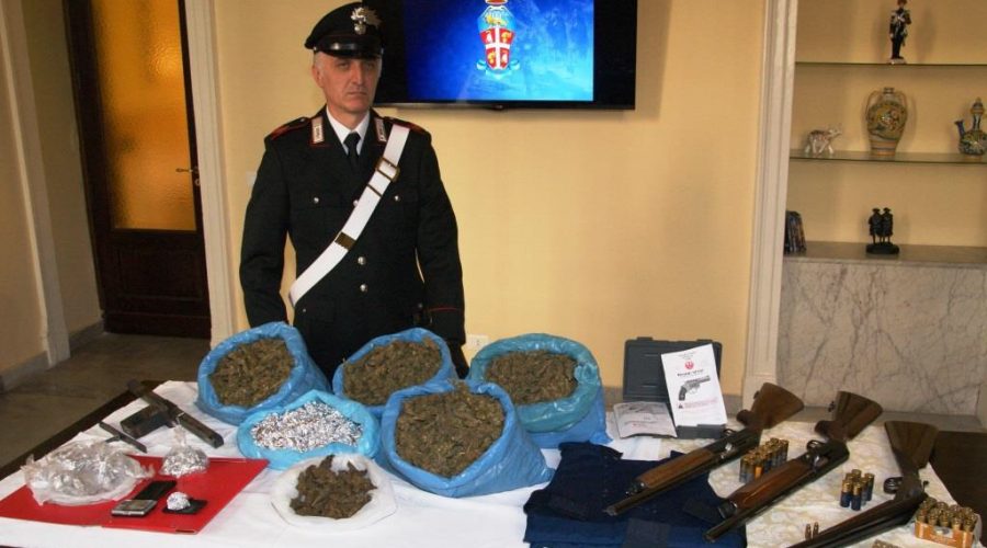Armi e droga scovati a Librino. Un arresto