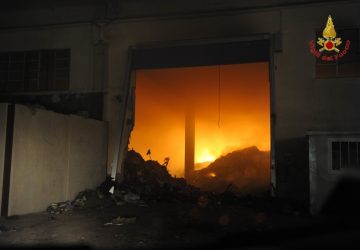 Catania, di nuovo in fiamme capannoni Zona Industriale
