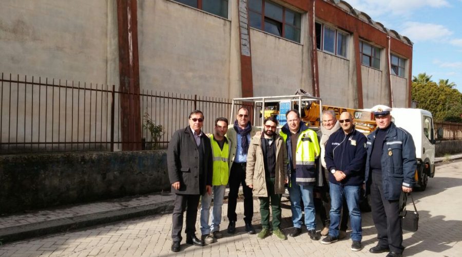 Riposto, al via la rimozione della cenere sulle coperture degli edifici