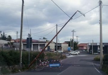 Nunziata di Mascali, crolla un palo dietro l&rsquo;altro