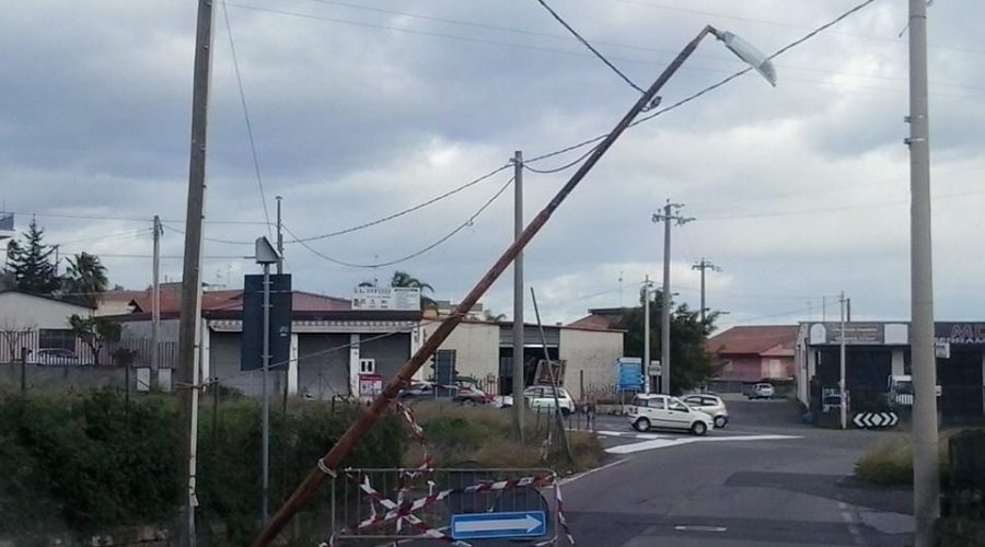 Nunziata di Mascali, crolla un palo dietro l’altro