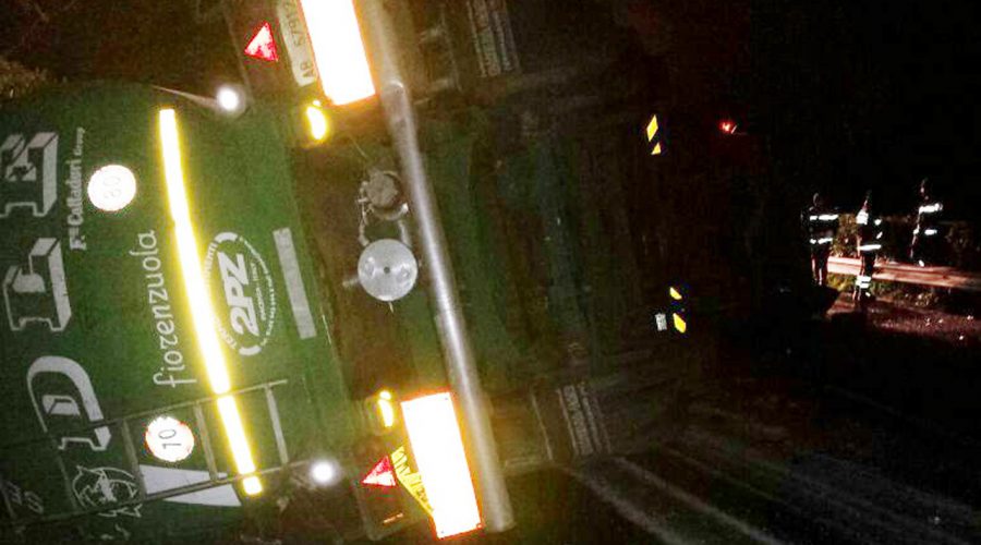 A18: si ribalta autocisterna a Giardini Naxos