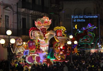 Maltempo ad Acireale, rientrano i carri di carnevale