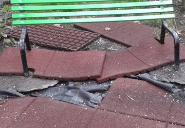 Riposto, danneggiato il parco giochi di villa Pantano. Il sindaco Caragliano: &ldquo;Offesa la citt&agrave;&rdquo;