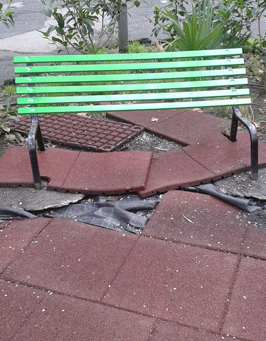 Riposto, danneggiato il parco giochi di villa Pantano. Il sindaco Caragliano: “Offesa la città”