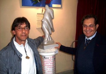 Giuseppe Macca, &ldquo;l&rsquo;artista della farfalla&rdquo;, ha ricordato ai politici di applicare la Costituzione