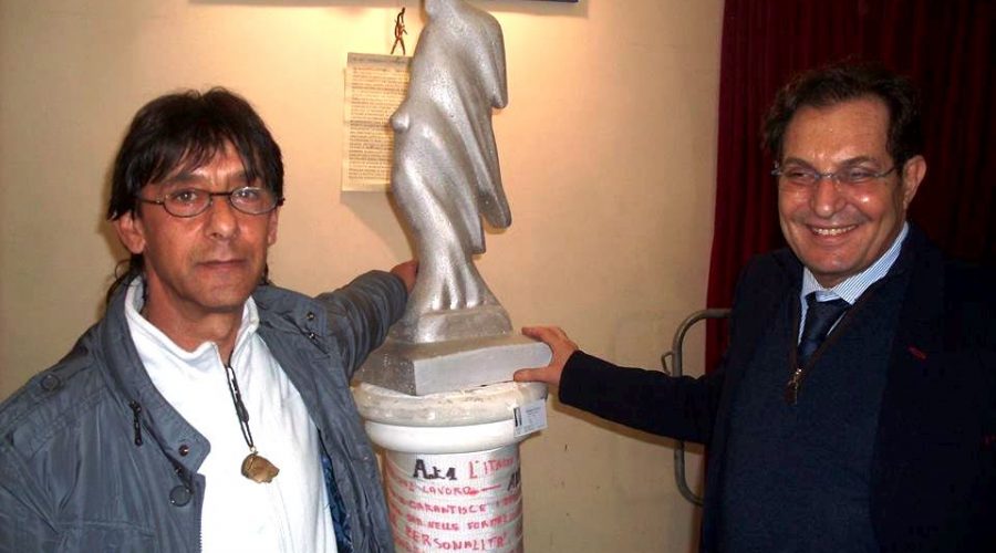 Giuseppe Macca, “l’artista della farfalla”, ha ricordato ai politici di applicare la Costituzione