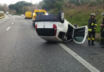 A18, auto si ribalta vicino allo svincolo di Giarre: feriti due turisti spagnoli